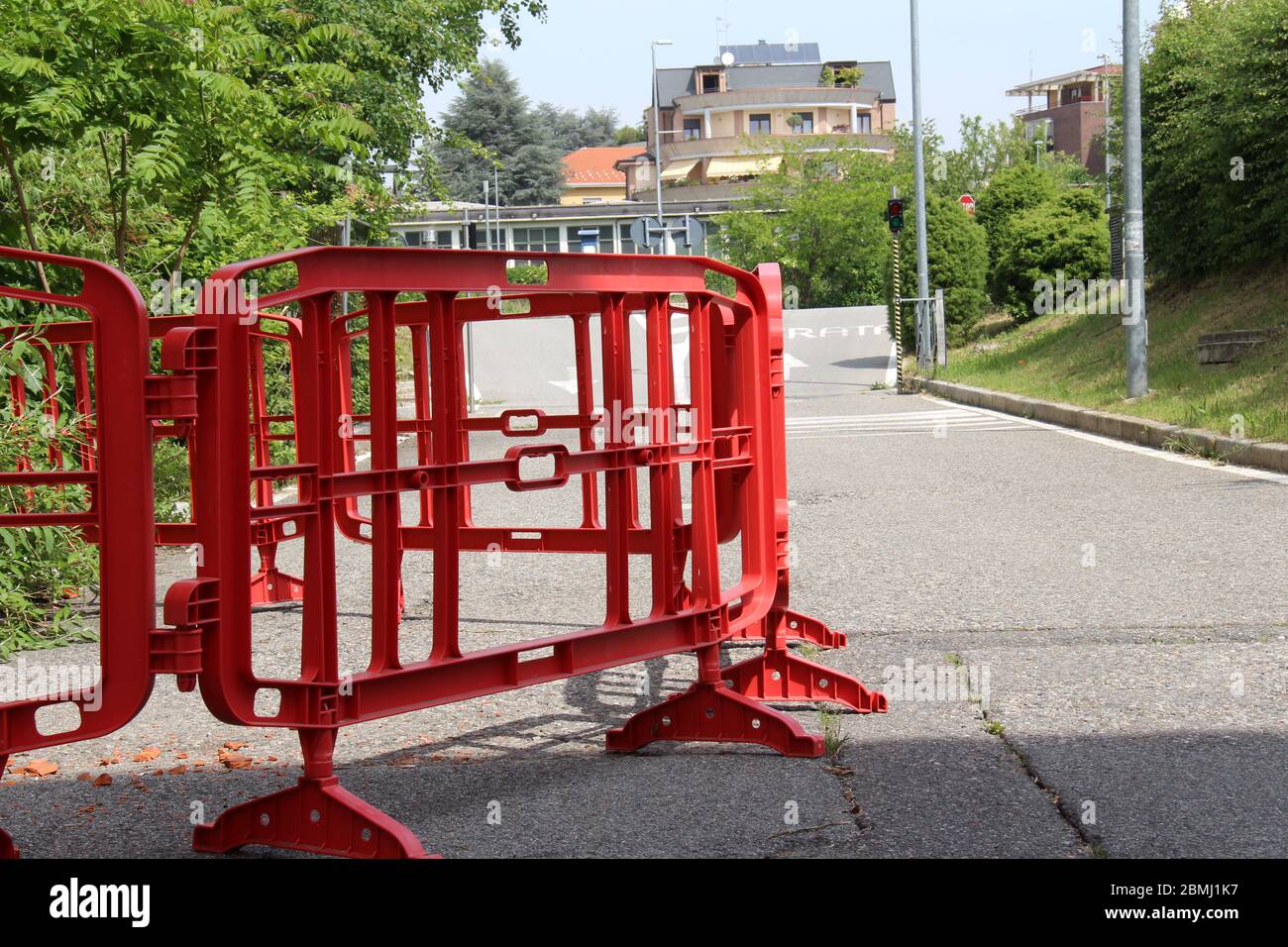 Barrieren begrenzen den Teil, der von Straßenbauarbeiten, Kunststoff und roter Farbe besetzt ist. Stockfoto