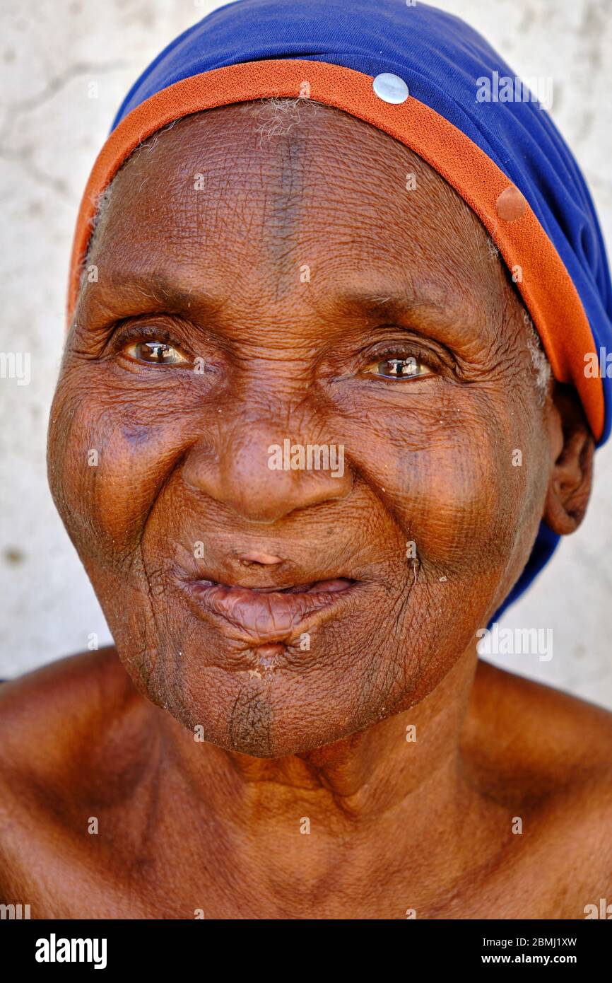 Porträt einer alten Zulawa Frau mit Lippenpiercing und verblasste traditionelle Tattoos. Stockfoto