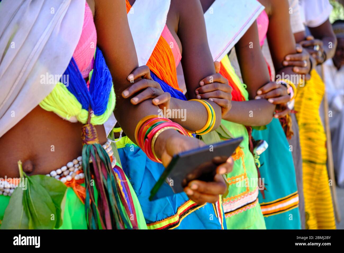 Frauen, die einen traditionellen Zulawa-Tanz aufführen. Stockfoto
