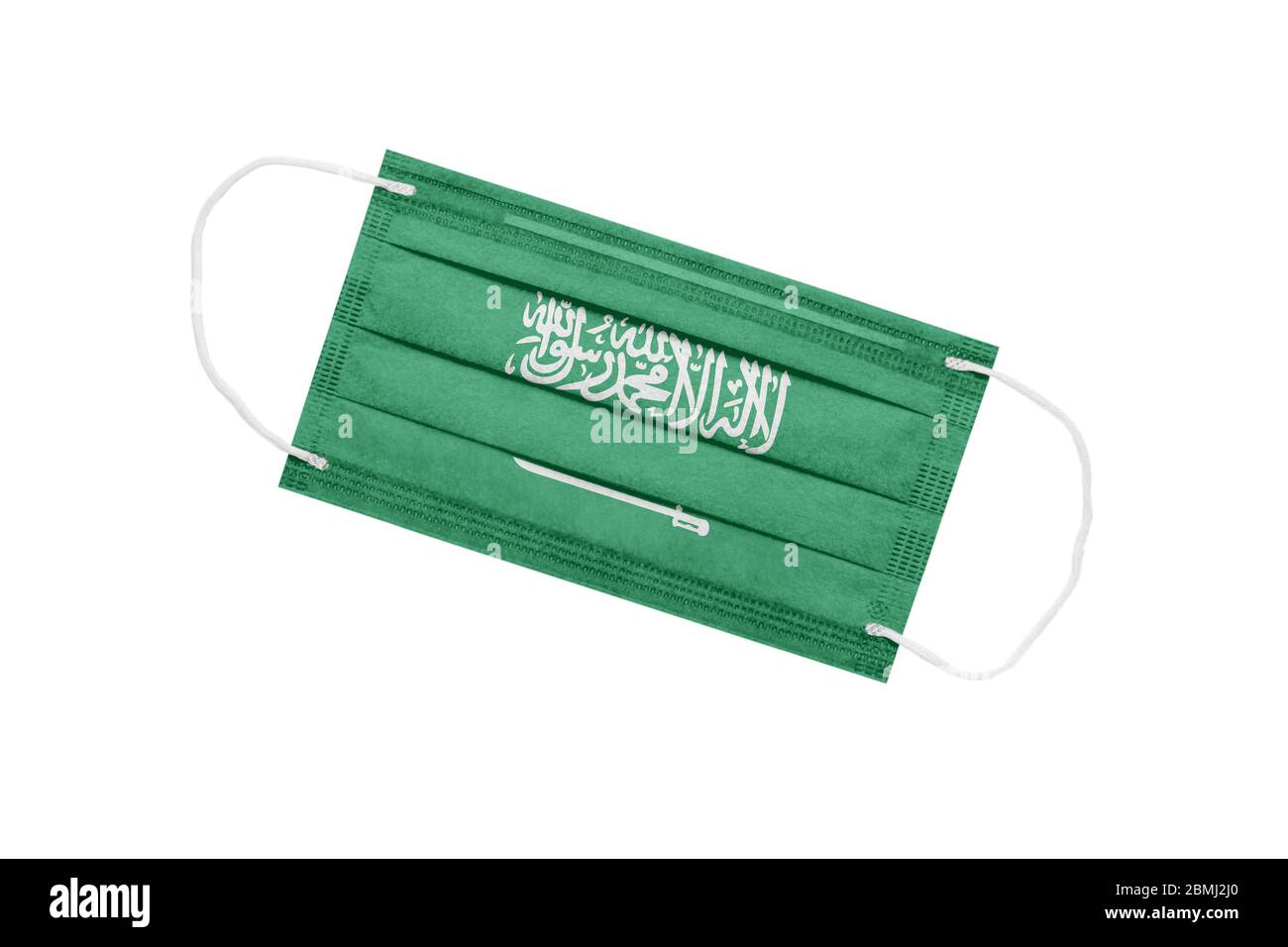 Medizinische Maske mit Flagge Saudi-arabiens isoliert auf weißem Hintergrund. Saudi-Arabien Pandemie Konzept. Attribut des Coronavirus Ausbruch in Saudi-Arabien. Stockfoto