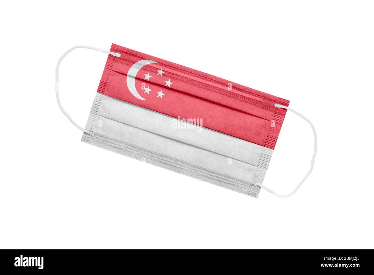 Medizinische Maske mit Flagge von Singapur isoliert auf weißem Hintergrund. Konzept der Pandemie in Singapur. Coronavirus Outbreak Attribut in Singapur. Medizin in Stockfoto