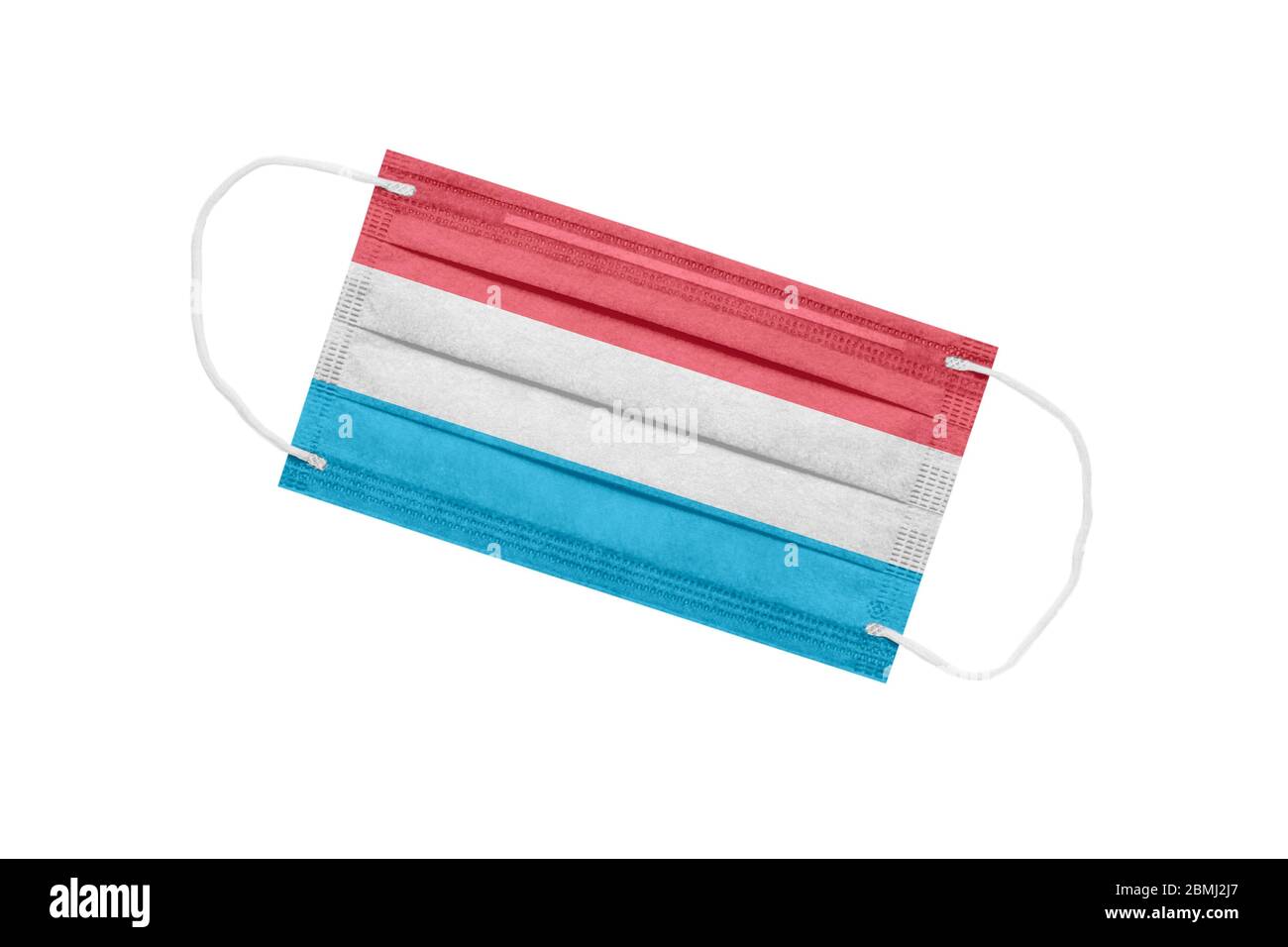 Medizinische Maske mit Flagge von Luxemburg isoliert auf weißem Hintergrund. Luxemburgische Pandemie. Attribut eines Coronavirus-Ausbruchs in Luxemburg. M Stockfoto