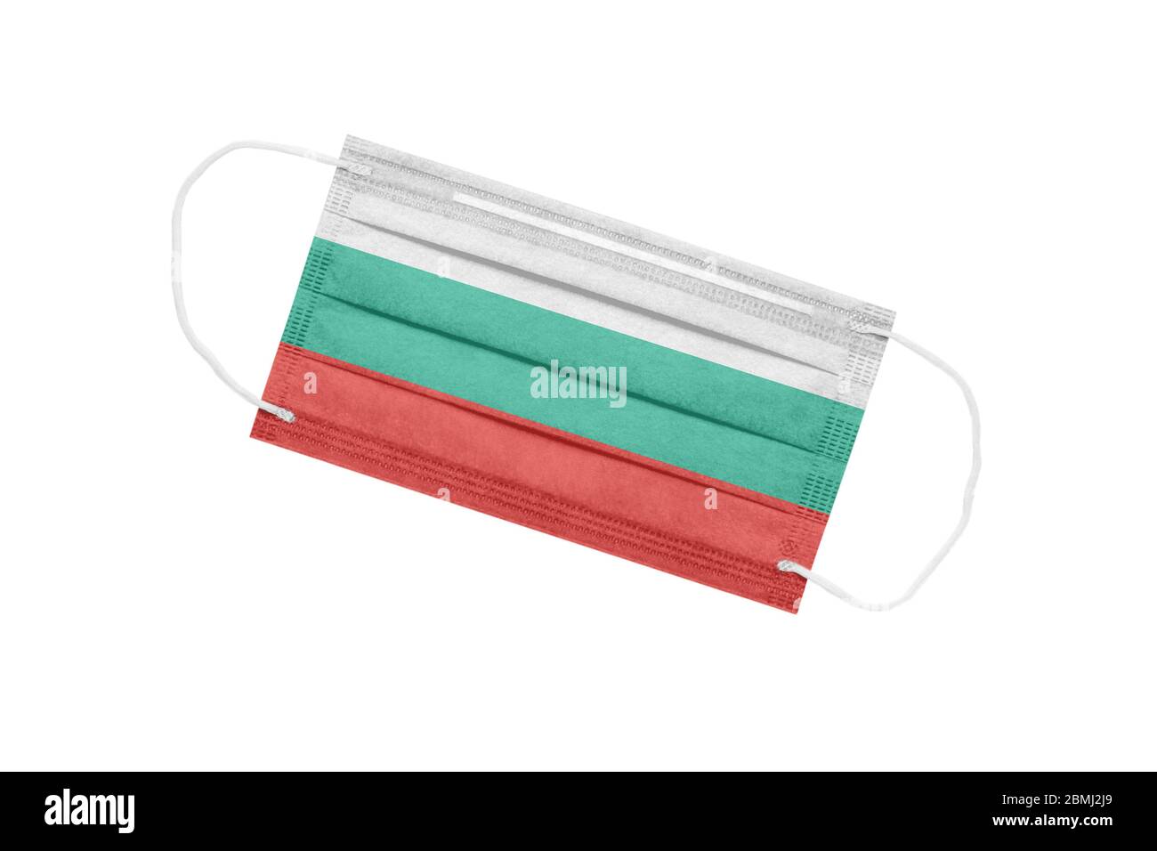 Medizinische Maske mit der Flagge Bulgariens auf weißem Hintergrund. Das Konzept einer Pandemie in Bulgarien. Attribut eines Coronavirus-Ausbruchs in Bulgarien. Stockfoto