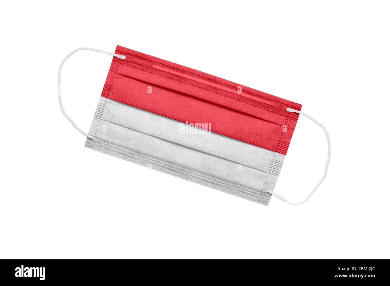 Medizinische Maske mit Flagge von indonesien isoliert auf weiß. Konzept der Pandemie in Indonesien. Coronavirus-Ausbruch Attribut in Indonesien. Medizin in Indonesien. Stockfoto