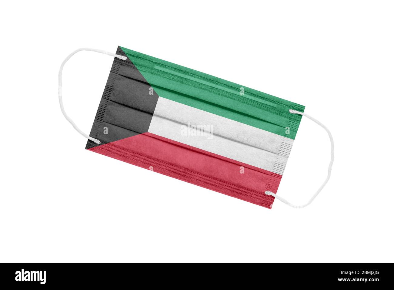 Medizinische Maske mit der Flagge von Kuwait isoliert auf weißem Hintergrund. Kuwait Pandemie Konzept. Attribut des Coronavirus Ausbruch in Kuwait. Medizin in K Stockfoto