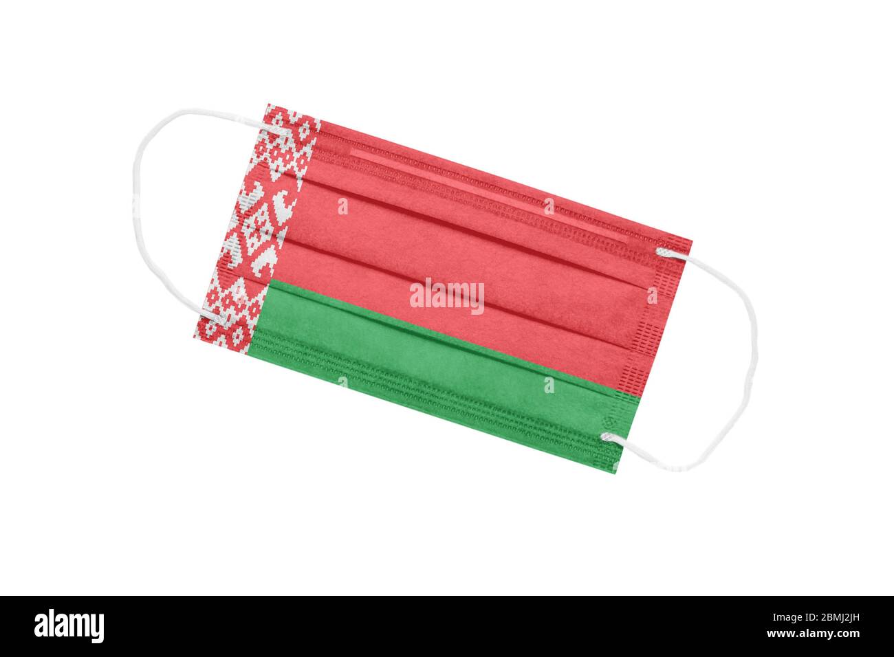 Medizinische Maske mit der Flagge Weißrussland auf dem weißen Hintergrund isoliert. Weißrusslandliches Pandemiekonzept. Attribut des Ausbruch des Coronavirus in Weißrussland. Medizin in Stockfoto
