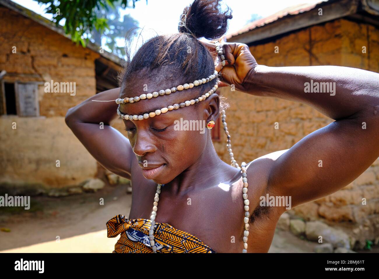 Frau bereitet sich auf eine traditionelle Tanzvorstellung in einem abgelegenen Dorf in den Eggon-Hügeln vor. Stockfoto