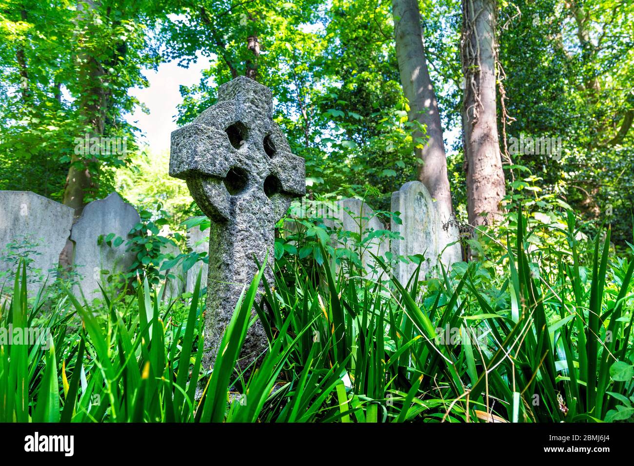 Ein keltenkreuz im Tower Hamlets Cemetery Park, London, Großbritannien Stockfoto