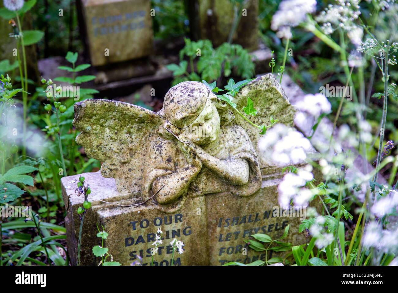Grabdenkmal eines Winkels im Tower Hamlets Cemetery Park, London, Großbritannien Stockfoto