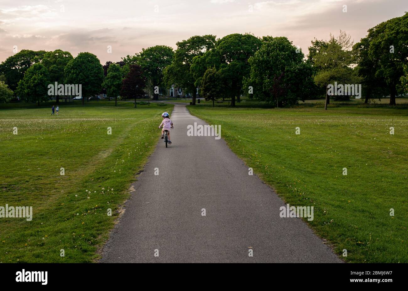 Harrogate, North Yorkshire, Großbritannien, 9. Mai 2020. Ein Kind radelt im leeren Stray Park im Zentrum der Stadt. Kredit: Ernesto Rogata/Alamy Live News. Stockfoto