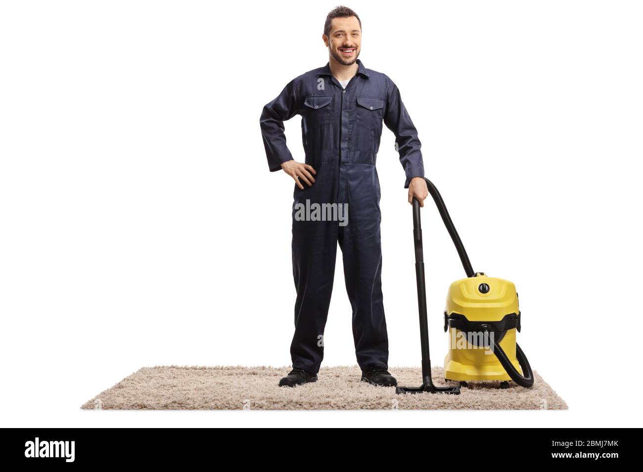 Ganzkörperporträt eines Hausmeisters hubering einen Teppich isoliert auf weißem Hintergrund Stockfoto