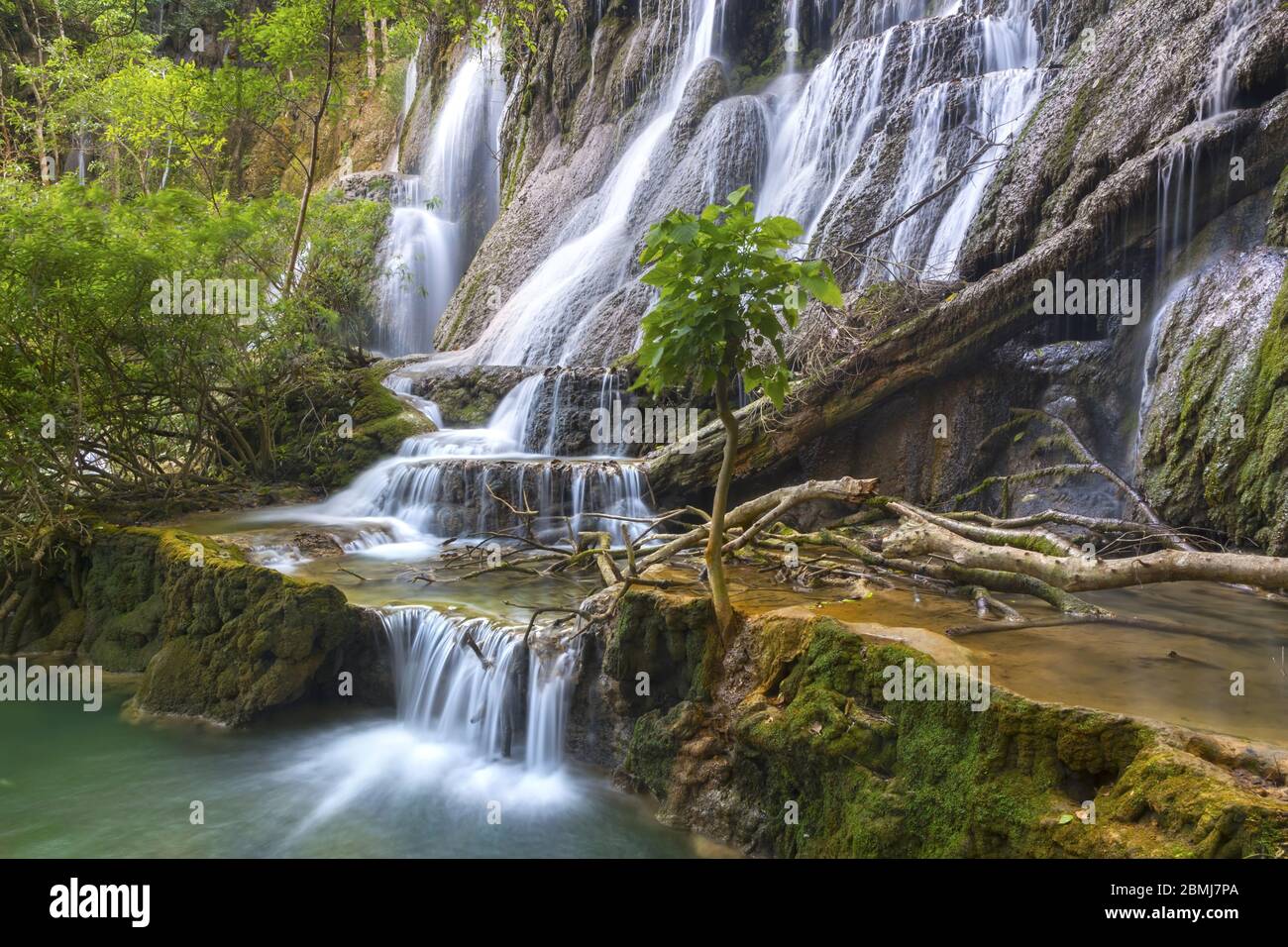 Landschaftlich reizvolle Kuang Si Falls Landschaft, ein wunderschöner Wasserfall in einem üppigen Wald, in der Nähe von Luang Prabang, Laos Südostasien Stockfoto