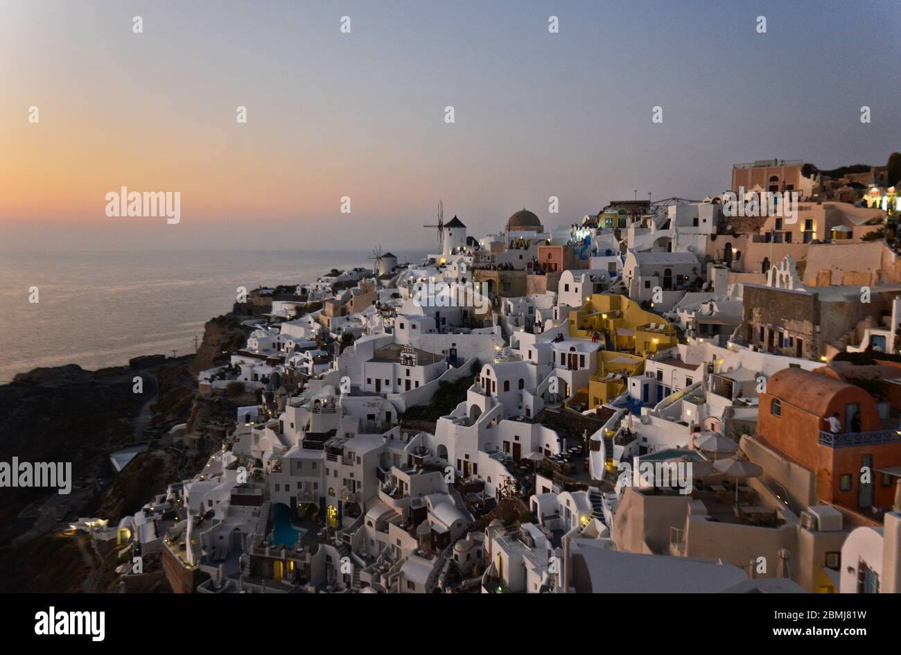 Oia, Santorini: Sonnenuntergang über den weiß getünchten Häusern und Blick auf die Caldera. Griechenland Stockfoto