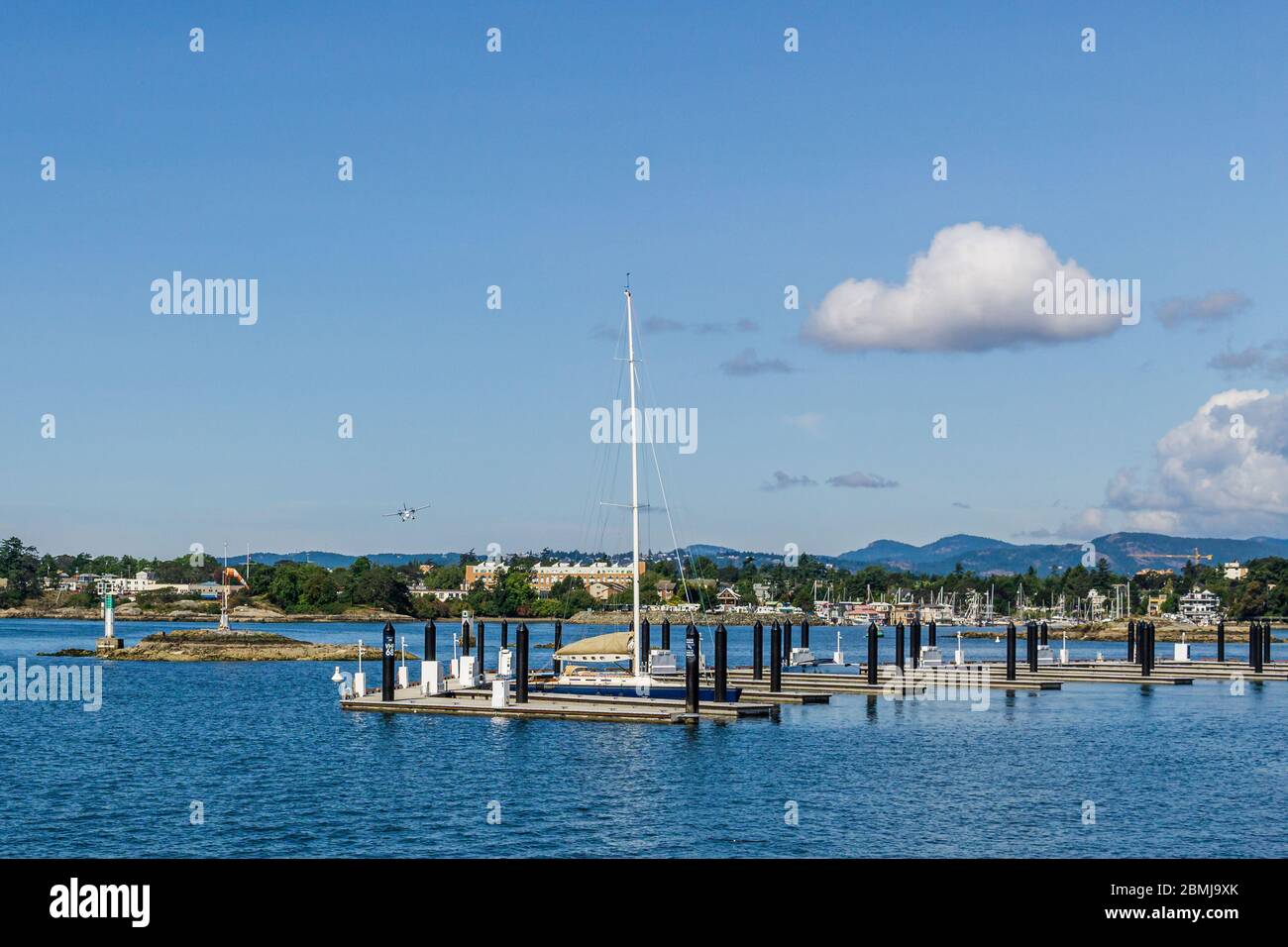 VICTORIA, KANADA - 14. JULI 2019: Luxusboot in der Victoria International Marina an sonnigen Tagen. Stockfoto