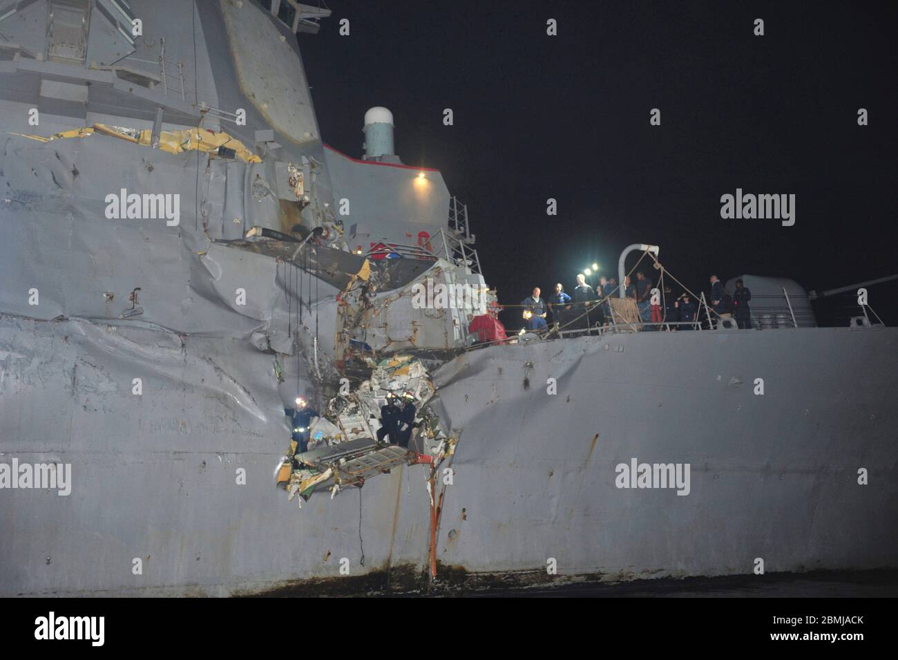 Schäden am Steuerbord-Mittelteil der US-Navy Arleigh Burke-Class-Raketenlenker USS Porter nach einer Kollision mit einem japanischen Bulk-Öltanker M/V Otowasan 12. August 2012 in der Straße von Hormuz. Bei dem Unfall wurde kein Personal auf einem der beiden Schiffe als verletzt gemeldet. Stockfoto