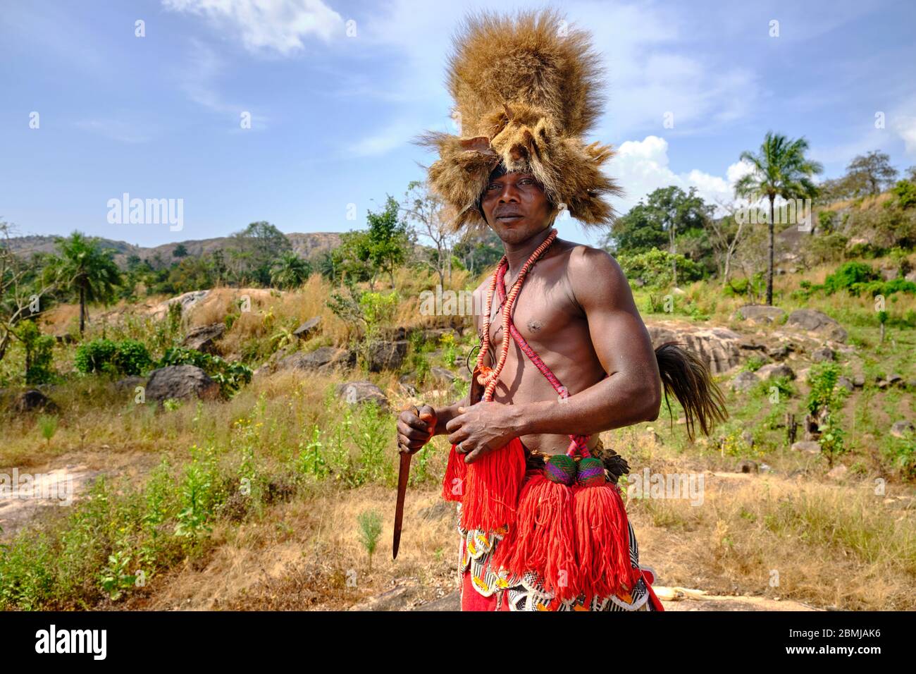 Mann in traditioneller Festkostüm der Eggon-Kultur. Maskenbildner werden in der Regel zur Kommunikation mit den Geistern anderer Welten verwendet. Stockfoto