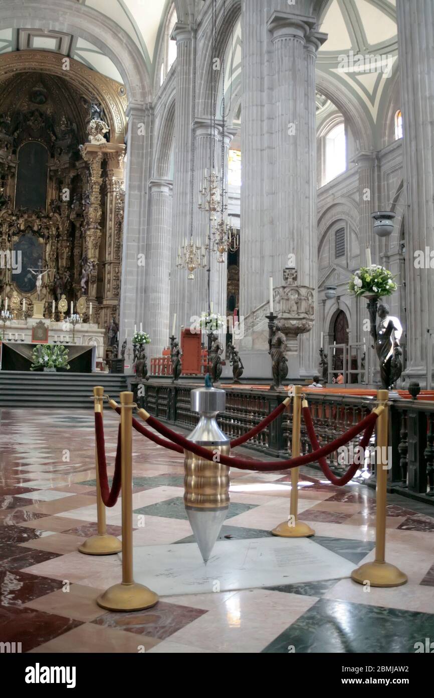 Sinkende Senklot-Linie in der Kathedrale, Mexiko-Stadt, Mexiko, zeigt, wie sich das Gebäude im Laufe der Jahre aufgrund des sinkenden Erdspiegels verändert hat Stockfoto