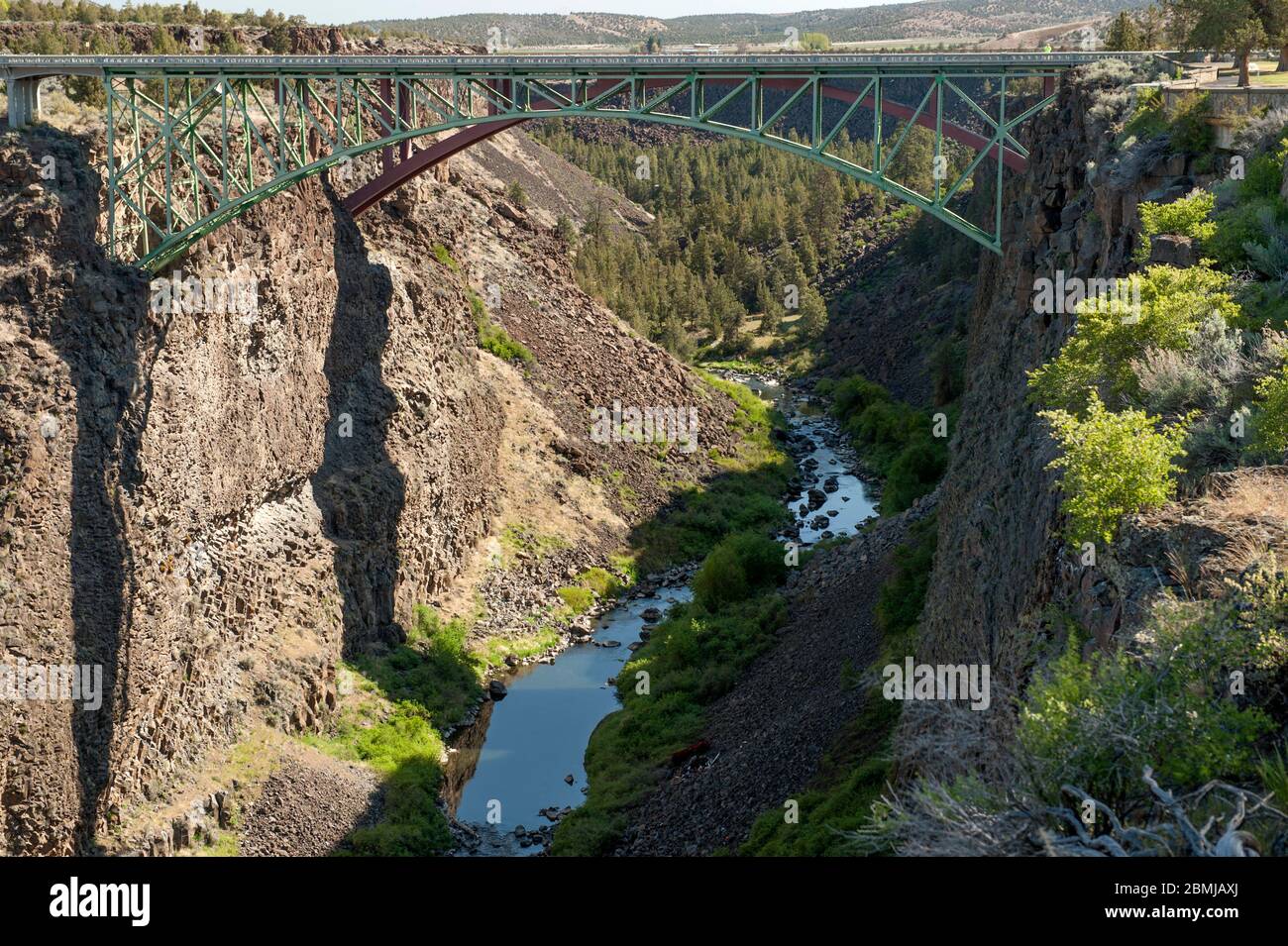 Der US Highway 97 überbrückt die Crooked River Gorge - das Original (grün), das 1926 fertiggestellt wurde, und sein Ersatz (rot), das 2000 fertiggestellt wurde Stockfoto