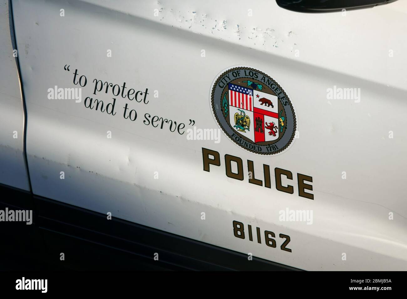 North Hollywood, CA / USA - 8. Mai 2020: Das Wahrzeichen der Stadt Los Angeles und das Motto „Schützen und dienen“ werden auf einem Polizeiauto der LAPD gezeigt. Stockfoto