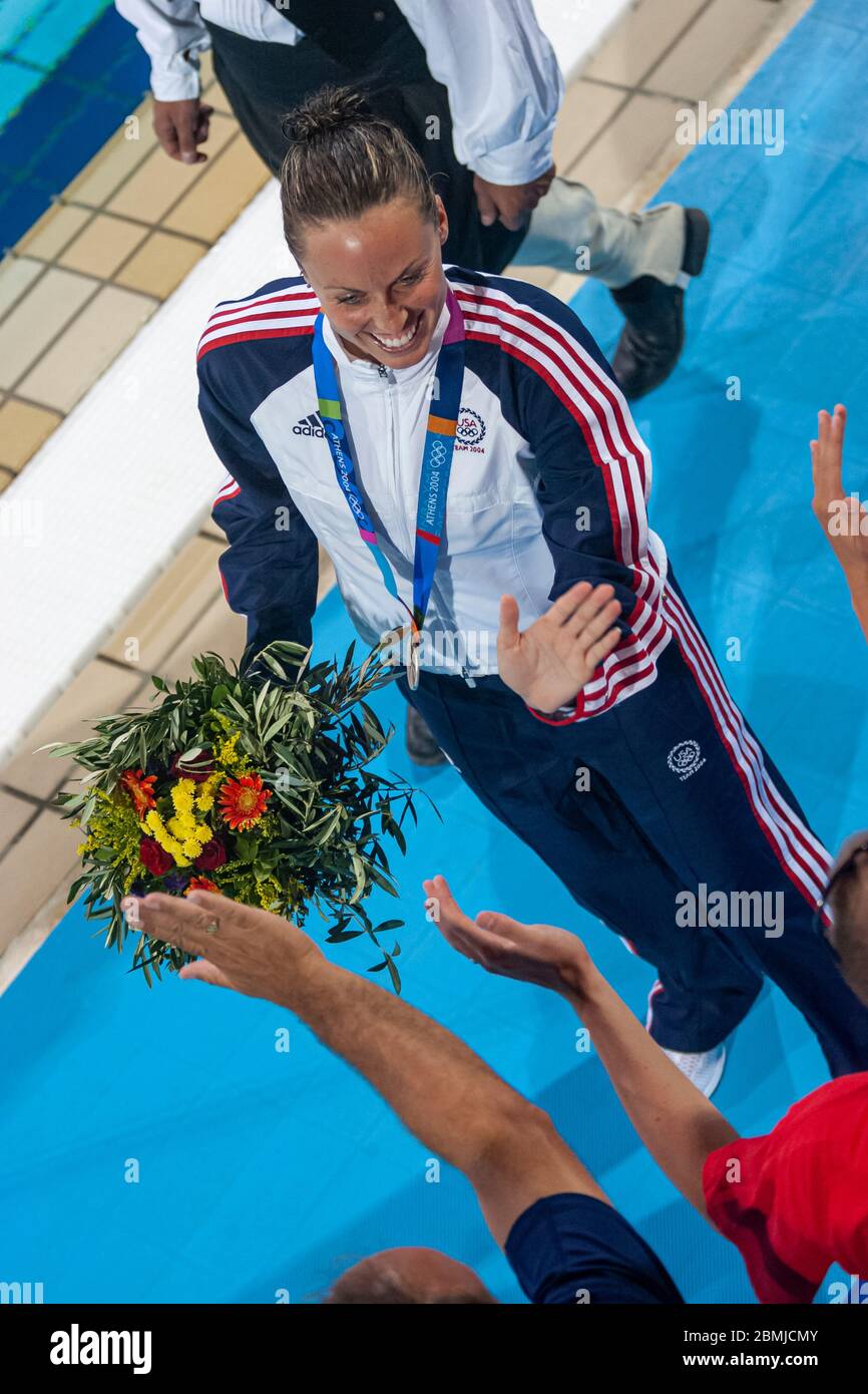 Amanda Beard (USA) gewinnt die Silbermedaille im 200 Meter langen Frauen-Einzelmedleyl bei den Olympischen Sommerspielen 2004 in Athen. Stockfoto