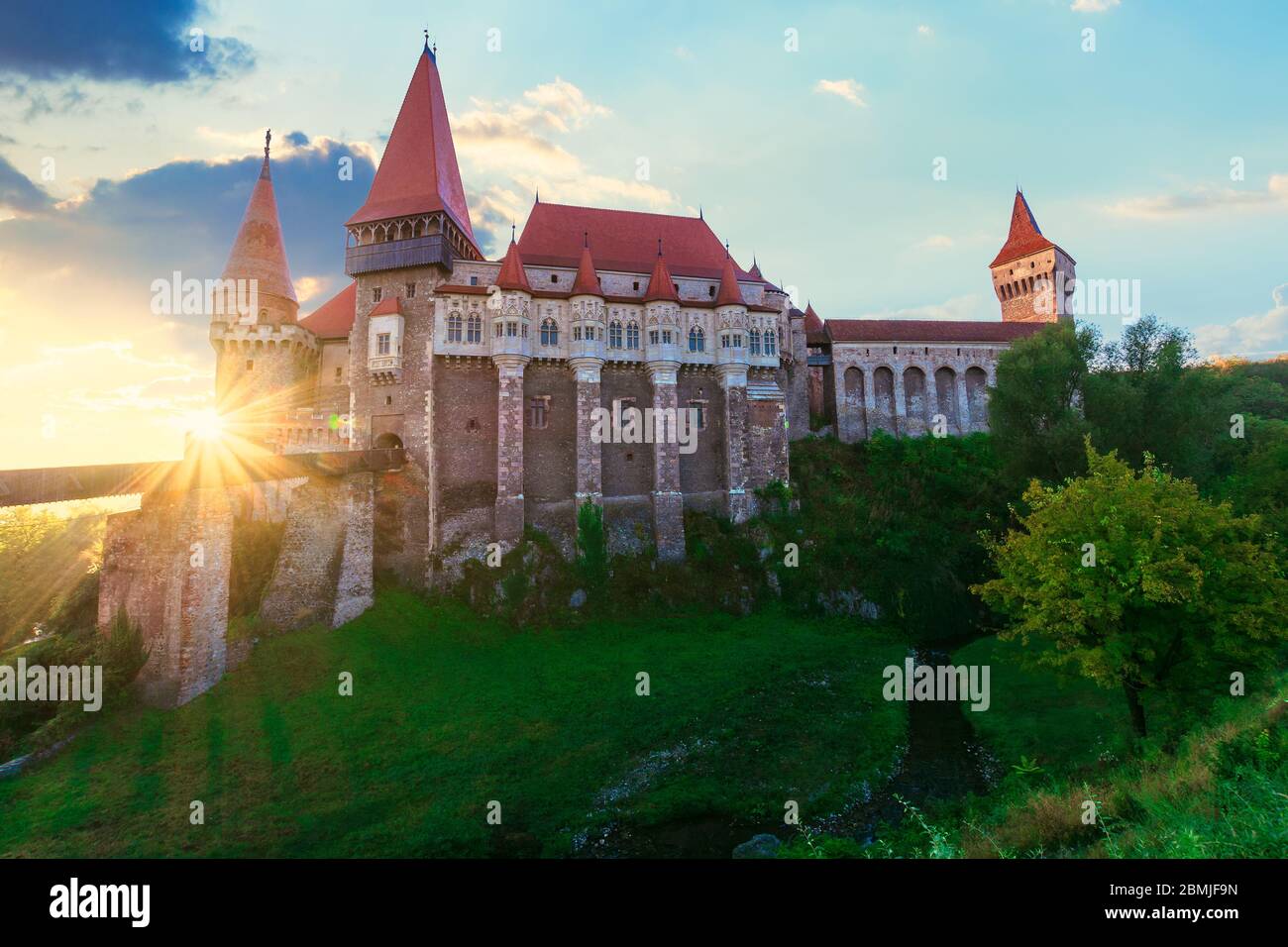 Legendäre Corvins Schloss in hunedoara bei Sonnenaufgang. Eines der größten in europa und ist in einer Liste von sieben Wunder von rumänien. Am häufigsten besuchte Reise-desti Stockfoto
