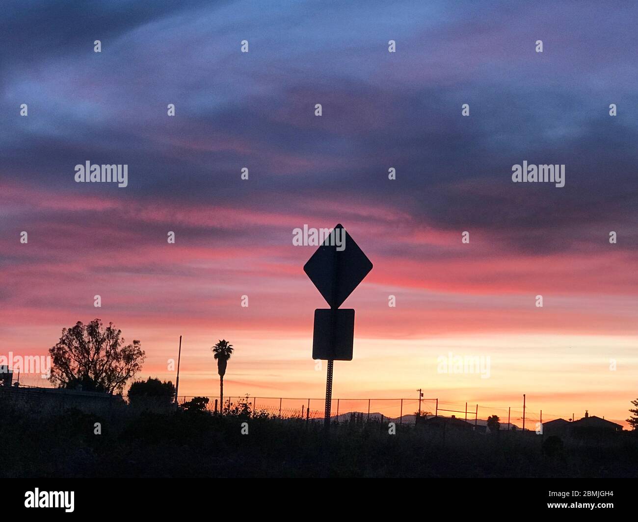 Straßenschild bei Sonnenuntergang in der verlassenen Landschaft Kaliforniens. Stockfoto