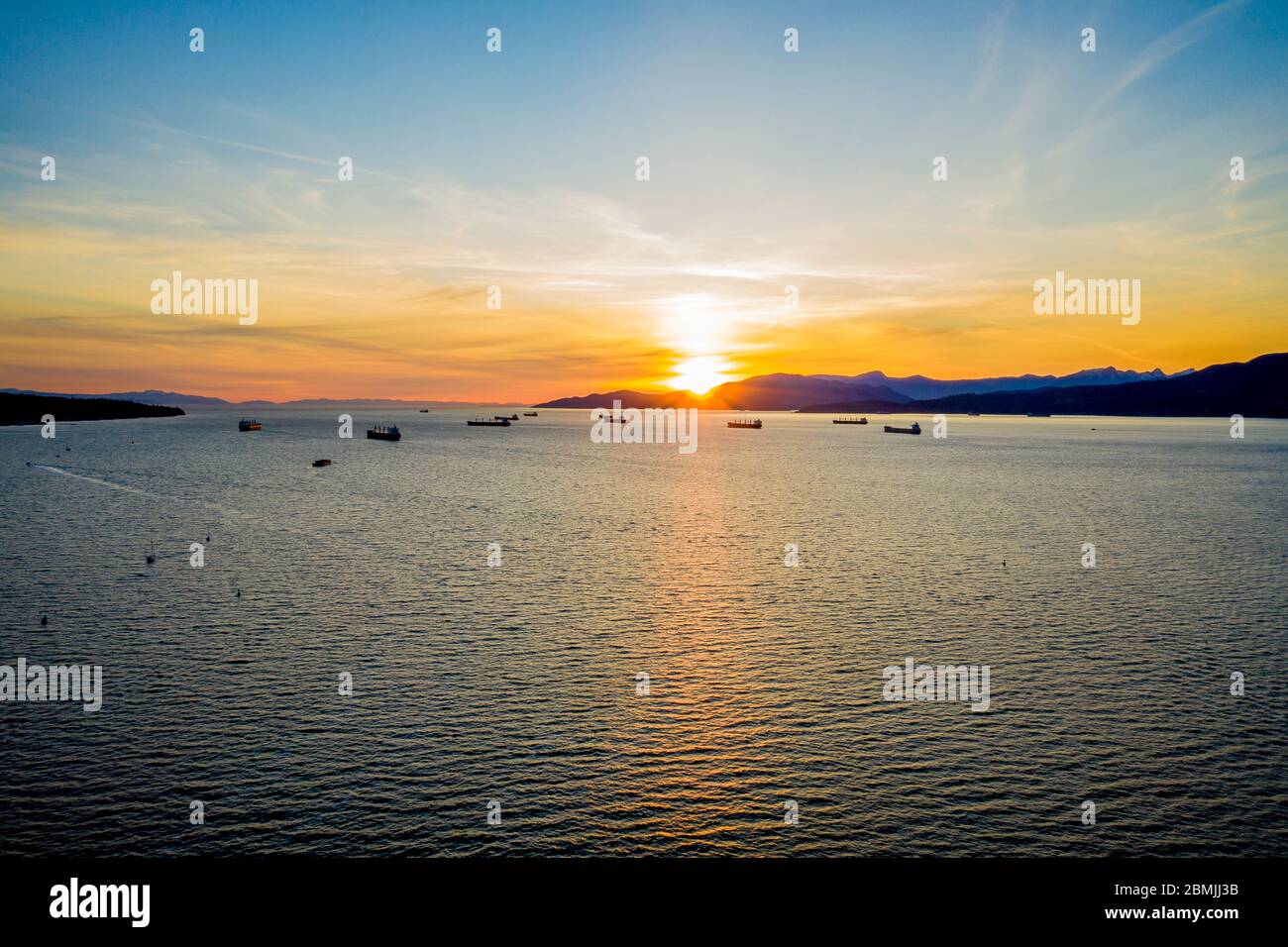 Luftbild von verankerten Schiffen an der Küste während des Sonnenuntergangs der goldenen Stunde Stockfoto