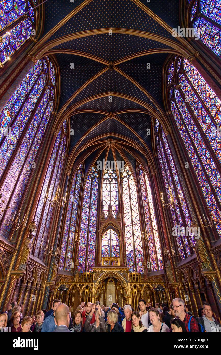 Touristen besuchen die Obere Kapelle von Sainte-Chapelle in Paris, Frankreich Stockfoto