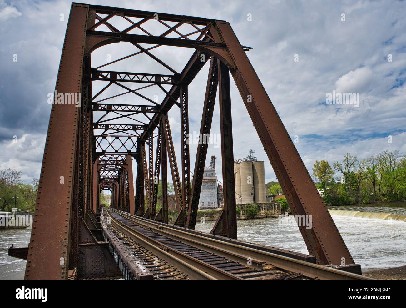 Eisenbahnbrücke über den Muskingum River in Zanseville Ohio USA Stockfoto