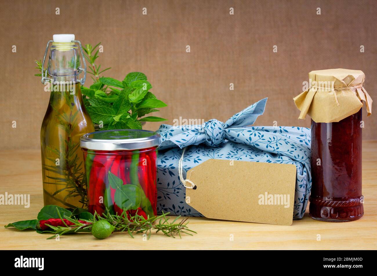 Authentische hausgemachte Marmeladen und Konfitüren mit Stoff verpackt Geschenk, Recycling-Karte Geschenk-Tag. Machen, backen, recyceln und wiederverwenden für nachhaltiges Geben und Null Stockfoto
