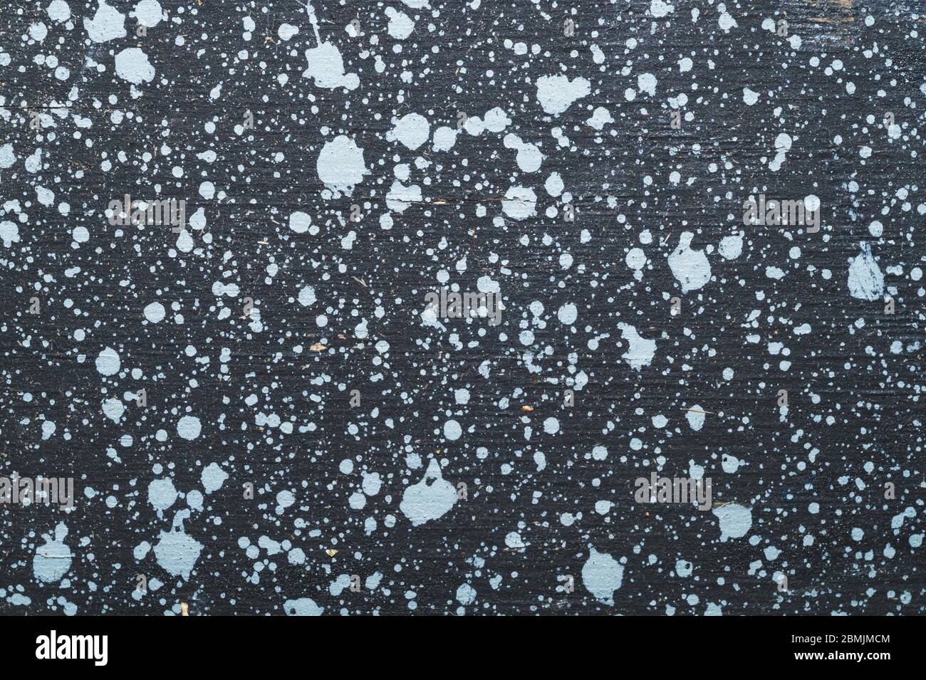 Bemalte Holzoberfläche mit Flecken. Holzhintergrund mit Farbspritzern. Grunge-Textur mit Flecken und Kratzern Stockfoto