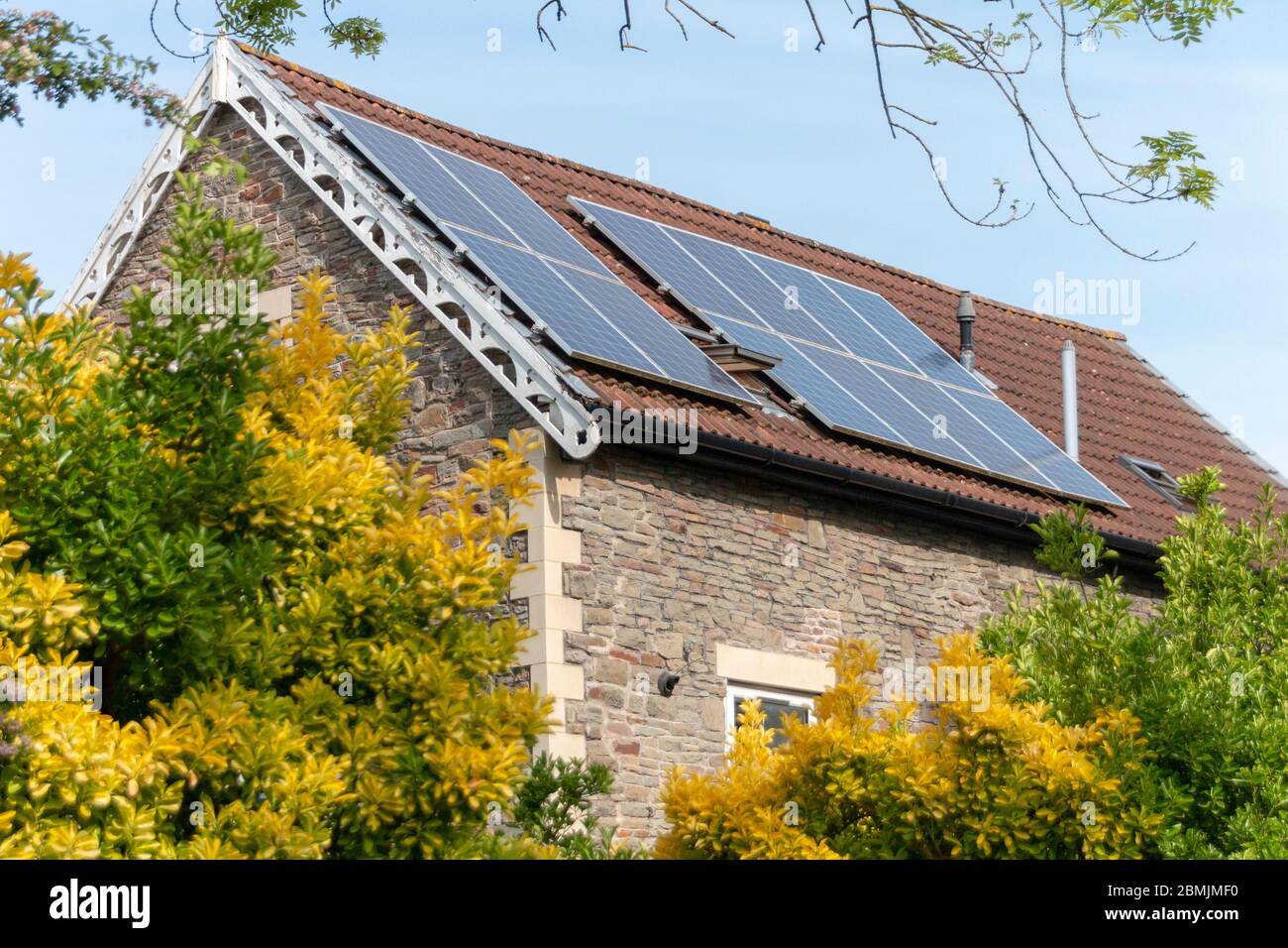 Bristol-Mai-2020-England-eine Nahaufnahme von Solarpanels auf einem Dach eines Hauses in Bristol Stockfoto