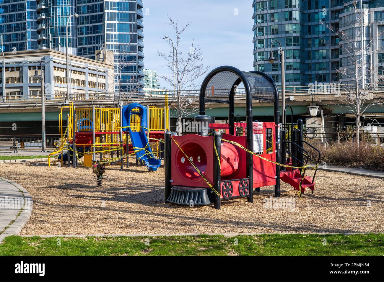 Geschlossener Spielplatz im leeren Park in der Innenstadt von Toronto während der Coronavirus-Pandemie, Ontario, Kanada. Stockfoto