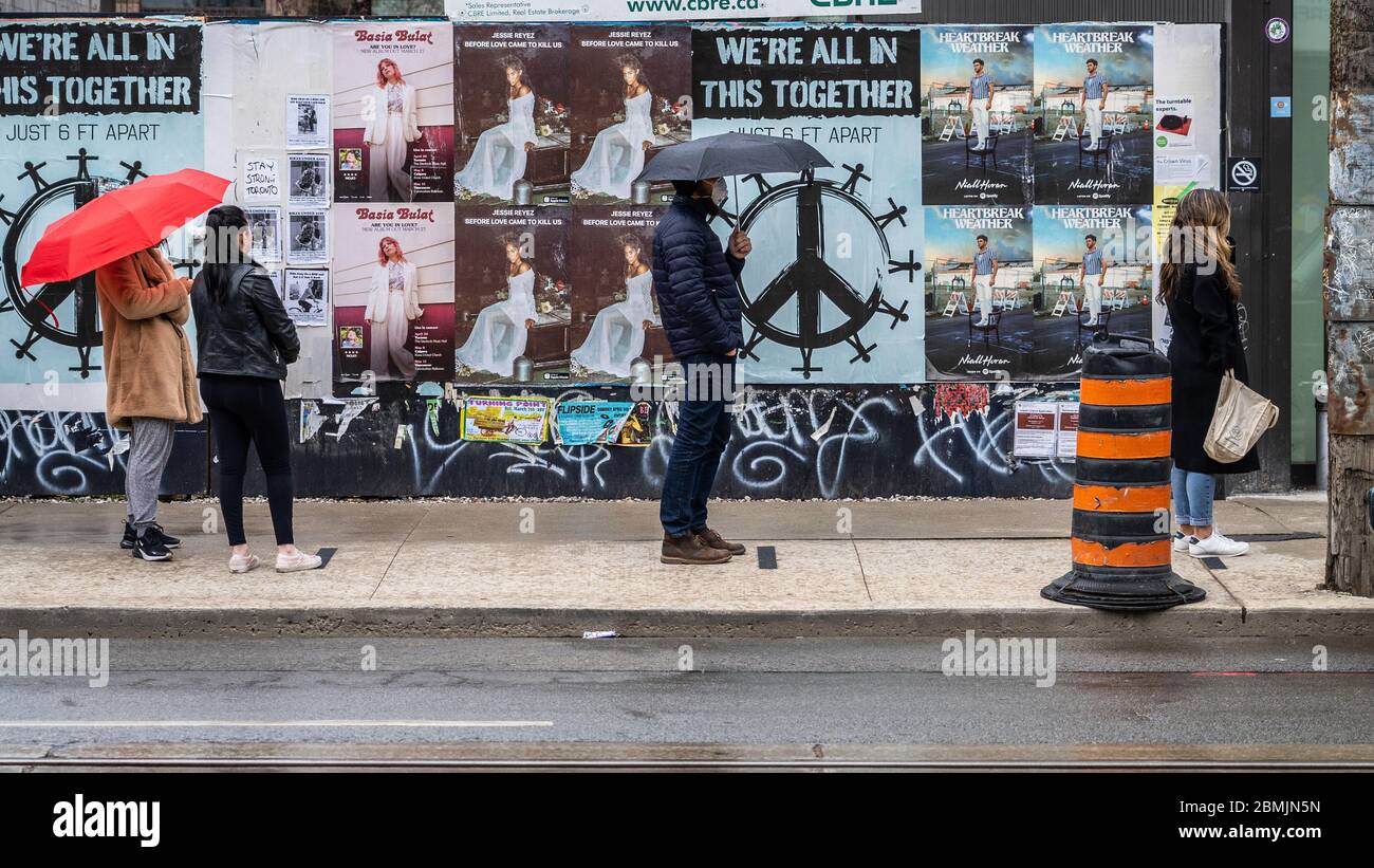 Einheimische aus Toronto üben soziale Distanz während sie in der Schlange vor dem Spirituosengeschäft während der Coronavirus-Pandemie am 02. Mai 2020 in Ontario, Kanada, warten. Stockfoto