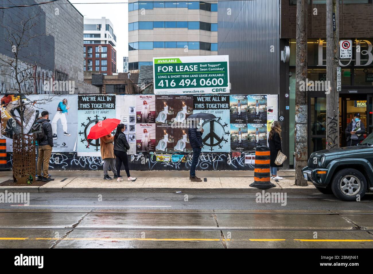 Einheimische aus Toronto üben soziale Distanz während sie in der Schlange vor dem Spirituosengeschäft während der Coronavirus-Pandemie am 02. Mai 2020 in Ontario, Kanada, warten. Stockfoto