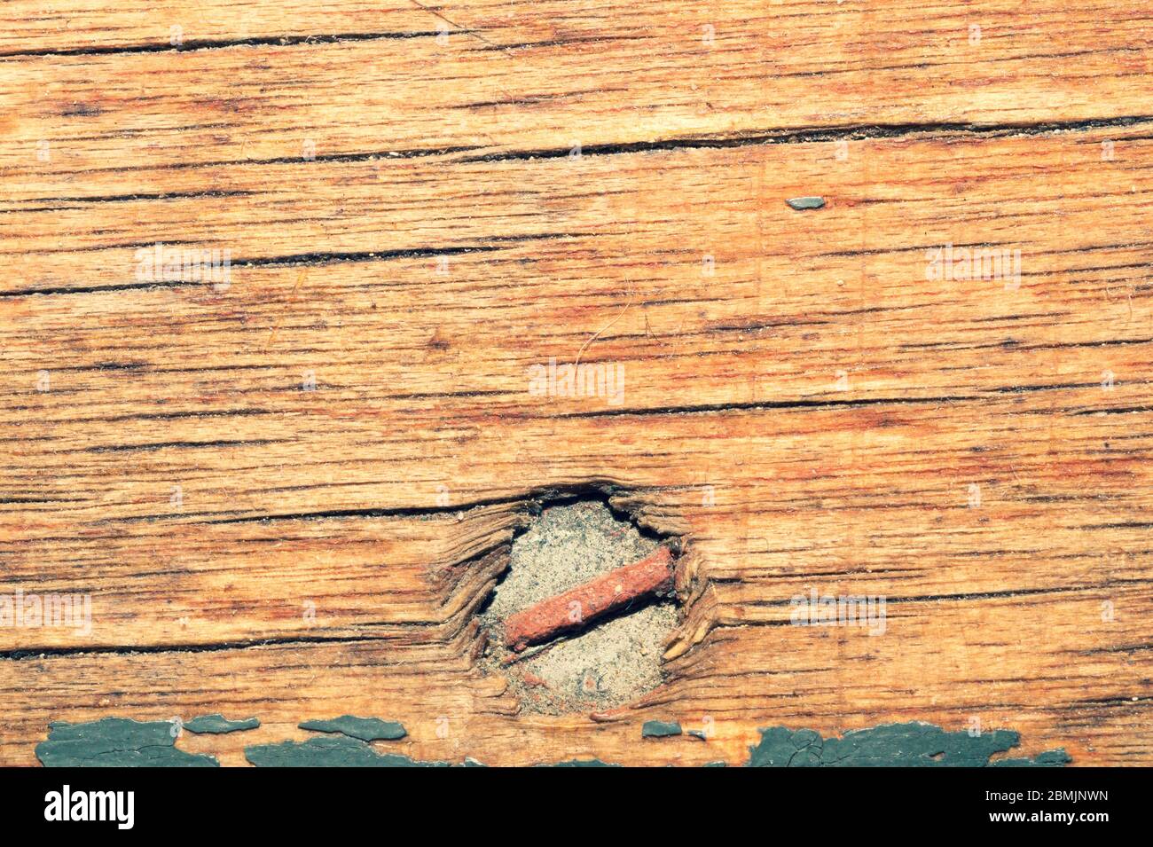 Holzhintergrund mit Nagel. Grunge Holzstruktur Nahaufnahme. Alte raue Oberfläche mit Kratzern Stockfoto