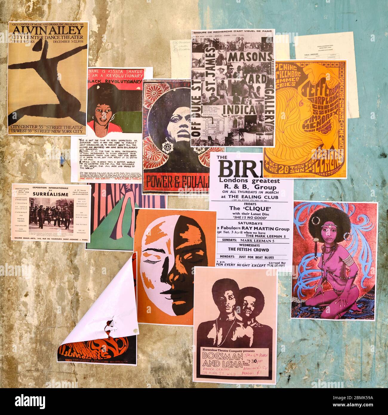 Plakate, die kulturelle Veranstaltungen in der Innenstadt von Lagos ankündigen. Stockfoto