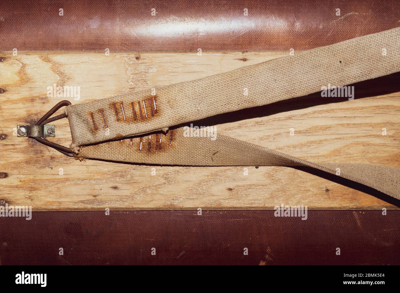 Holzoberfläche mit genagelten Riemen. Seite der Holzkiste mit Gürtel zum Tragen Stockfoto