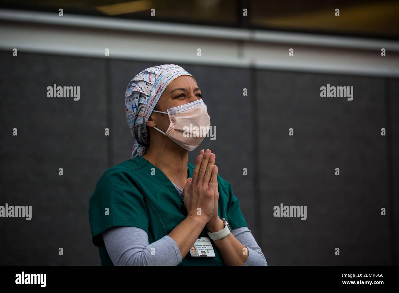(200510) -- NEW YORK, 10. Mai 2020 (Xinhua) -- Samantha Giambalvo, eine Krankenschwester aus Alabama, die seit dem 6. April in New York arbeitet, beobachtet, wie Feuerwehrleute und Anwohner die Beschäftigten im Gesundheitswesen des NYU Langone Medical Center während des COVID-19-Ausbruchs in New York, USA, am 9. Mai 2020, schätzen. Die Anzahl der COVID-19-Fälle in den Vereinigten Staaten erreichte 1,300,079 per 15:32 Uhr (1932 GMT) Samstag, nach dem Center for Systems Science and Engineering (CSSE) an der Johns Hopkins University. Inzwischen hat die Zahl der Todesopfer durch die Krankheit im Land 78,320 Stockfoto