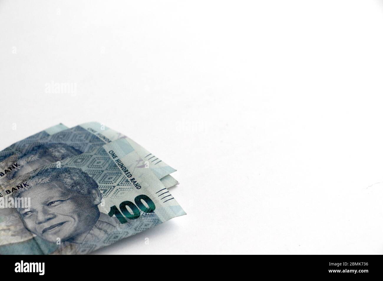 Südafrikanische Währung Geld rands Noten auf weißem Hintergrund verstreut Stockfoto