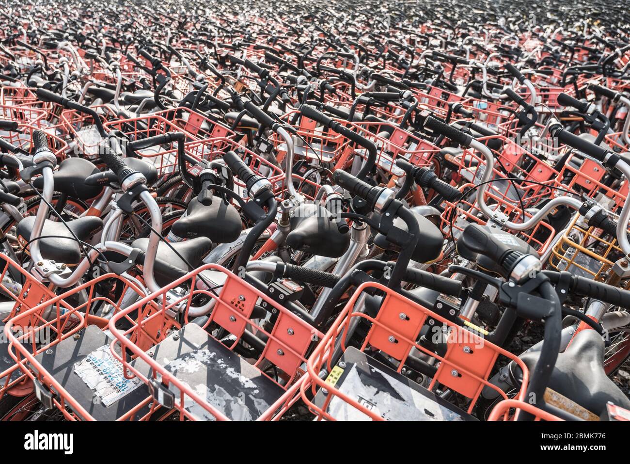 Shanghai, China - 26. Februar 2018: Die Fülle von Gemeinschaftsfahrrädern wirrelt auf einem Parkplatz Stockfoto