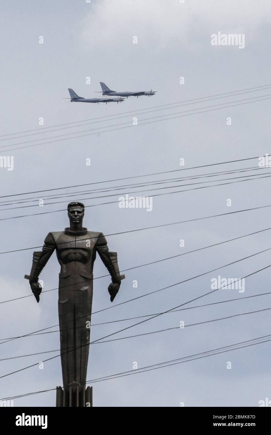 Die russische Luftwaffe Tupolev TU-95MS Flugzeuge fliegen in Formation über das Denkmal des ersten Mannes im All Yury Gagarin während des Siegestages Militärparade, um den 75. Jahrestag des Sieges über Nazi-Deutschland im Zweiten Weltkrieg zu feiern. Stockfoto