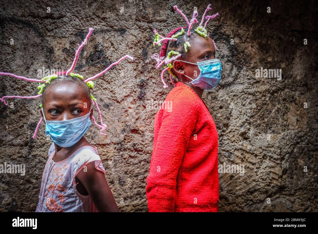 Nairobi, Kenia. Mai 2020. Die 12-jährige Martha Apisa (rechts) und ihre enge Nachbarin, die 8-jährige Stacy Ayuma (links), werden mit ihren Haarflechten gesehen, um während der Pandemie Bewusstsein und Aufsehen über den Corona-Virus zu schaffen. Kenia hat 649 bestätigte Fälle, 207 wiedergewonnene und 30 Todesfälle durch die COVID 19-Krankheit verzeichnet. Quelle: SOPA Images Limited/Alamy Live News Stockfoto