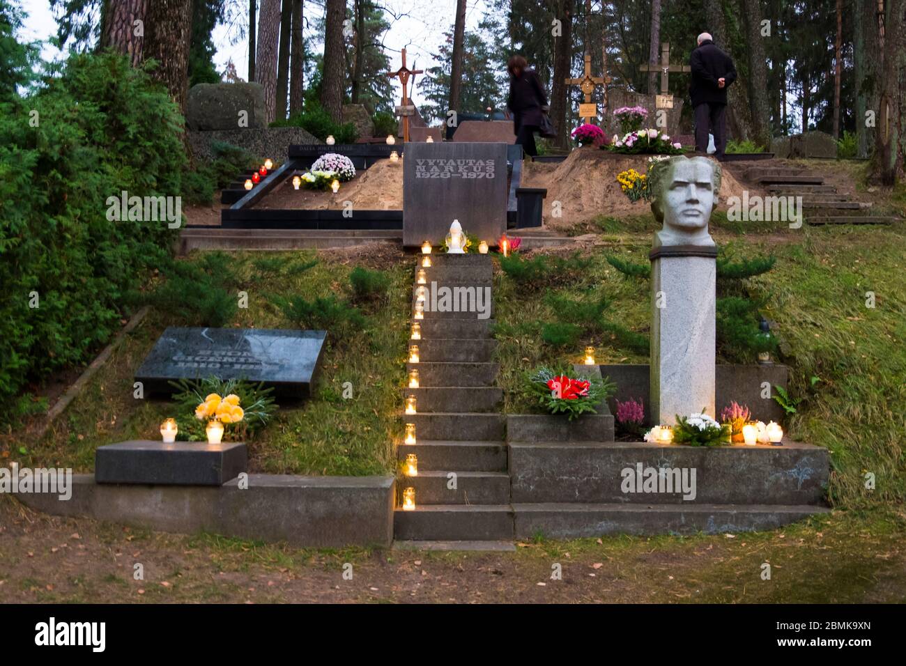 Kerzen markieren Gräber, ein Denkmal an der Nacht des Allerheiligen, 1. November. Auf dem Friedhof Antakalnis in Vilnius, Litauen. Stockfoto