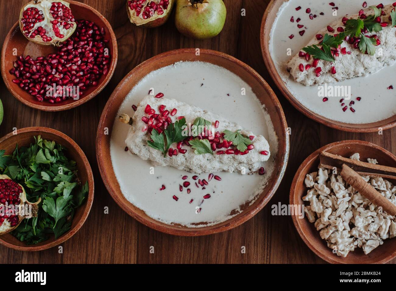 Chiles en Nogada und Zutaten, Chile Poblano traditionelle mexikanische Küche in Puebla Mexiko Stockfoto