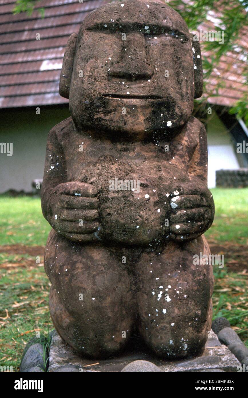 Polynesischer Tiki-Gott, bekannt als Moana, Garten des Musee de Tahiti. Stockfoto