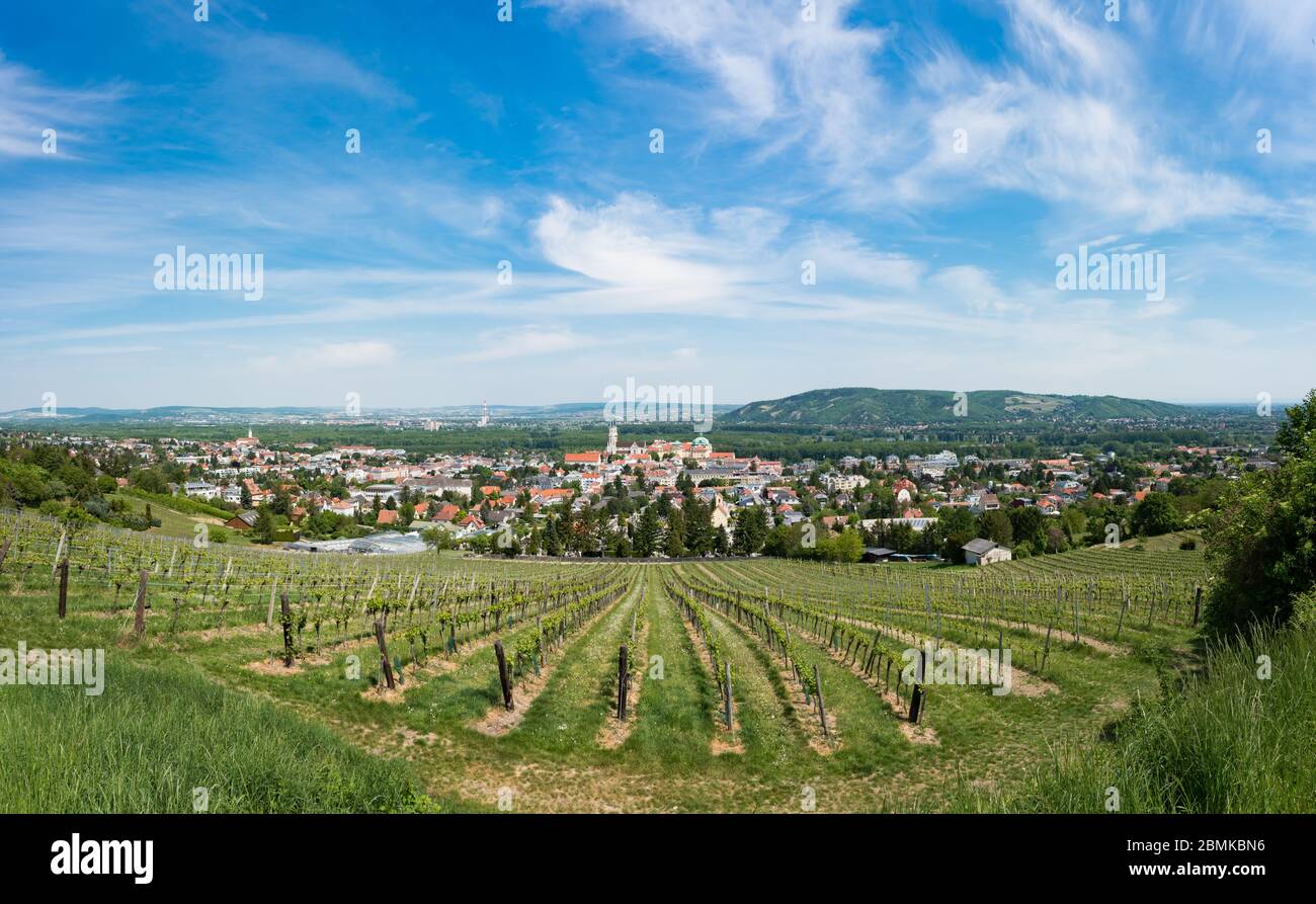 Klosterneuburg im Weinviertel. Stadtansicht eines Vororts von Wien in Niederösterreich im Sommer. Berühmter Ort für das Kloster und die Kirche bekannt. Stockfoto