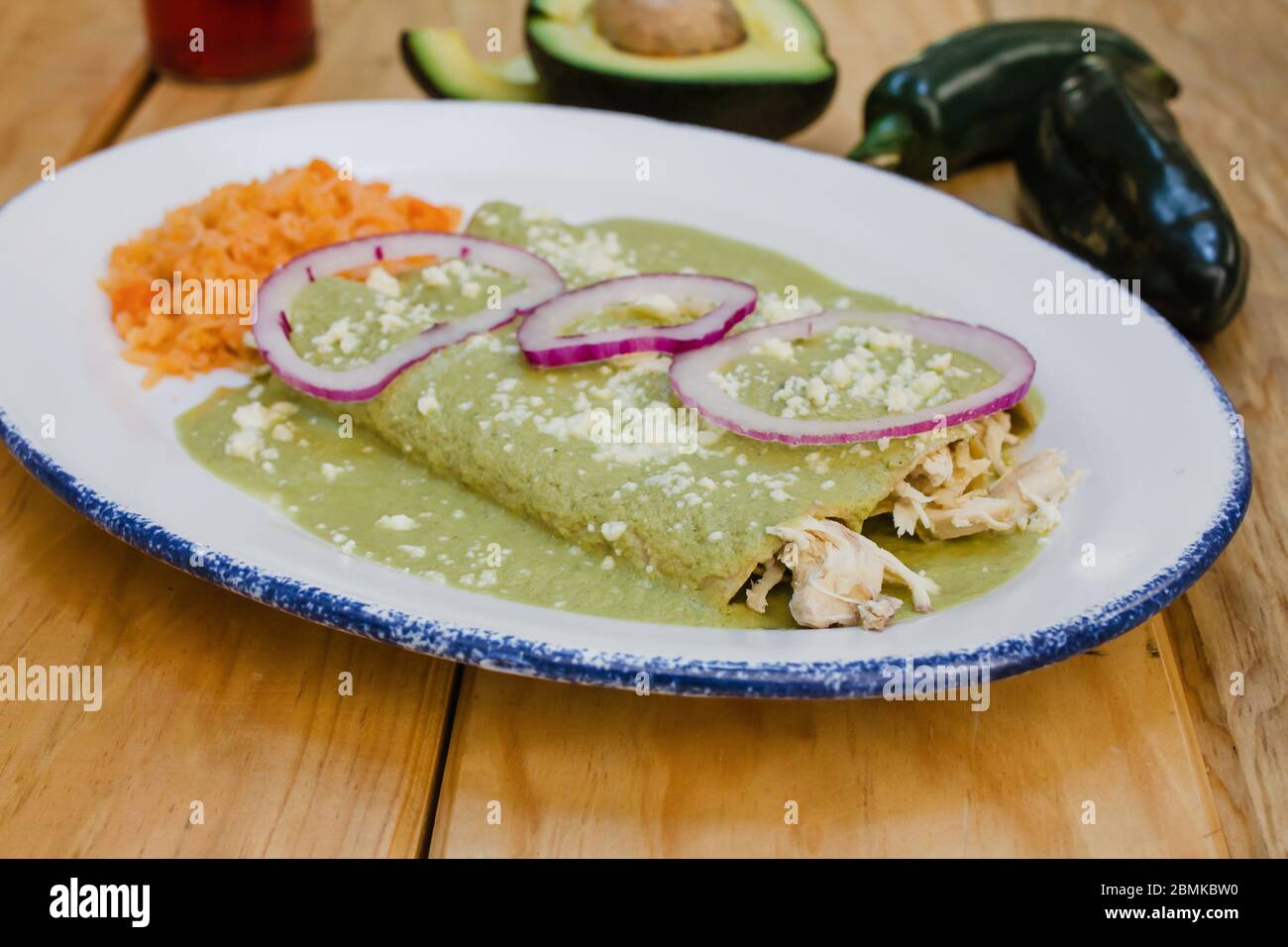 Grüne Enchiladas mexikanische Essen mit Tomatensauce und Käse in mexiko Stockfoto
