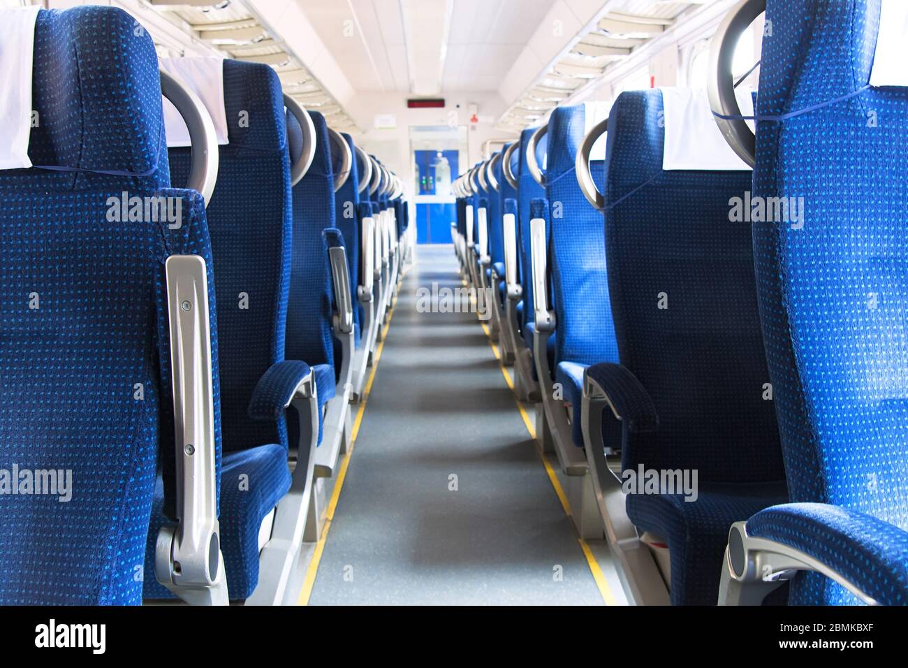 Einrichtung eines modernen Intercity Express Zug. Rückansicht der Breite komfortable Sitze in Reihe an den Schienenverkehr. Leere Salon, keine Passagiere. Reisen con Stockfoto