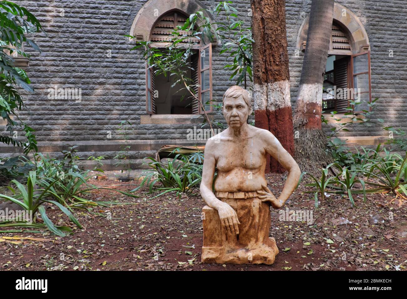 Eine unvollendete Praxis Stück Holzskulptur, der Oberkörper eines Mannes, auf dem Gelände der Sir Jamsetjee Jeejeebhoy School of Art in Mumbai, Indien Stockfoto